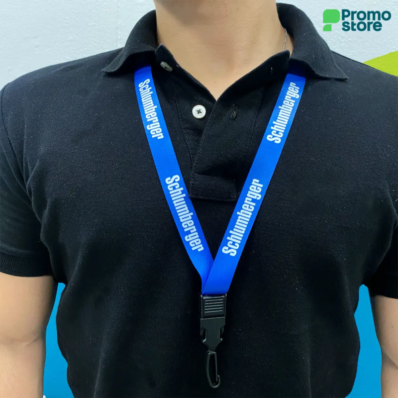 Colgante con mosquetón plástico giratorio de 19mm. (Tela Satin)