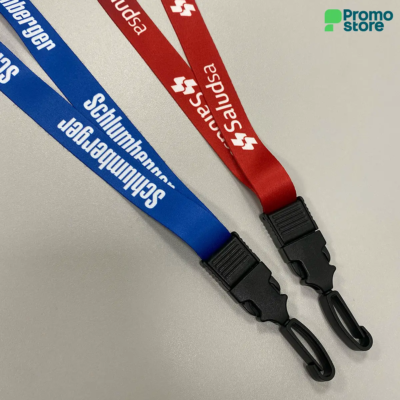 Colgante con mosquetón plástico giratorio de 19mm. (Tela Satin)