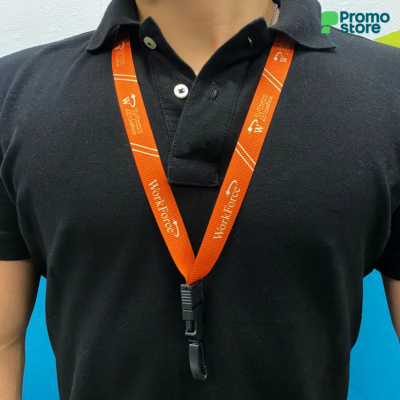 Colgante con mosquetón plástico giratorio de 19mm. (tela regular)